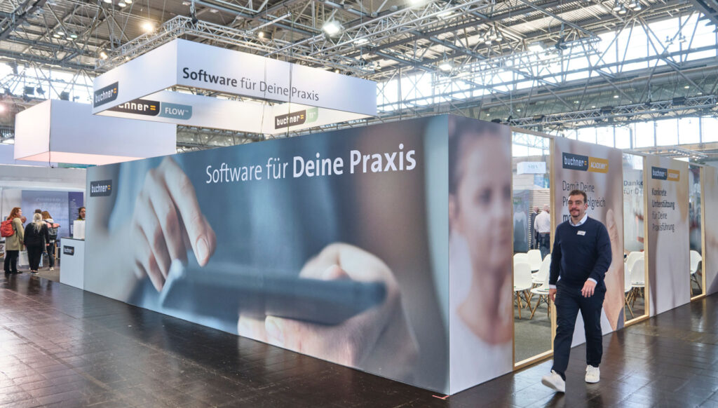 Rückseite des Messestands mit Seminarraum der Buchner GmbH auf Therapie Leipzig.